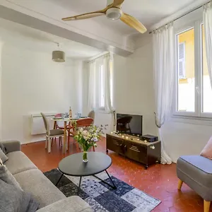 Typique - 2 Bedrooms,typical Apartment-old Town Apartment